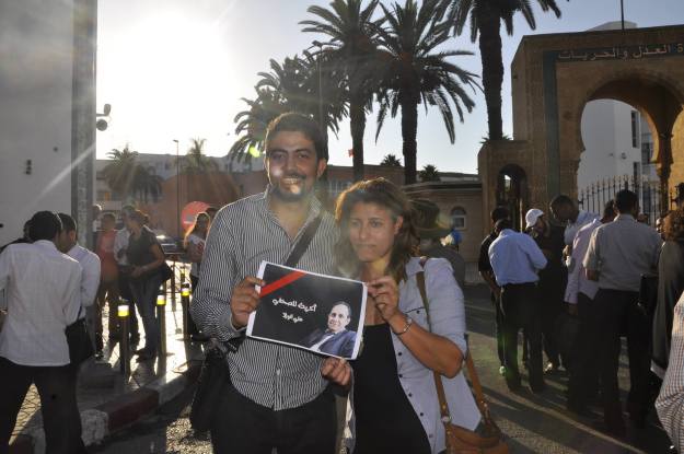  محامية علي أنوزلا نعيمة لكلاف برفقة الناشط حمزة محفوظ في وقفة المطالبة بالحرية لعلي أنوزلا
